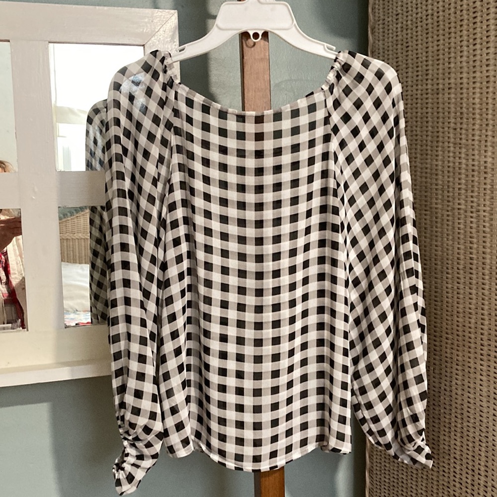 Black&White sheer checkered long sleeve top. - Picture 3 of 7